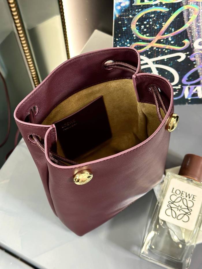 Pebble pouch in smooth calfskin“21.5*17*7CM”-055=