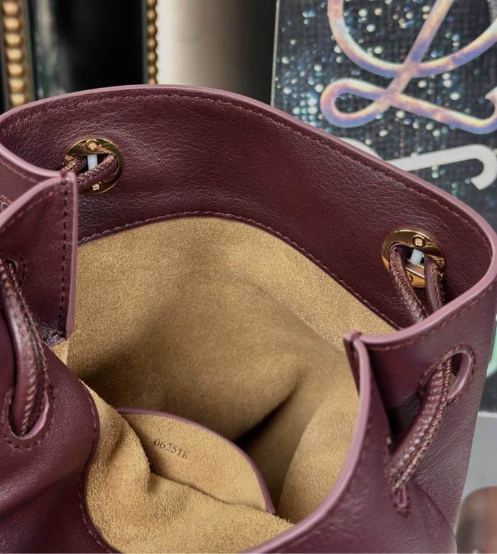 Pebble pouch in smooth calfskin“21.5*17*7CM”-055=
