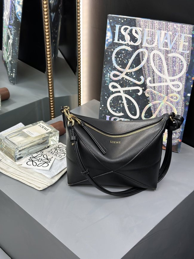 Puzzle Fold pouch in shiny nappa calfskin“23*15.5*6.5CM”-055=