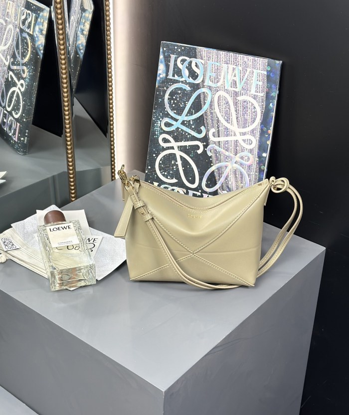Puzzle Fold pouch in shiny nappa calfskin“23*15.5*6.5CM”-055=