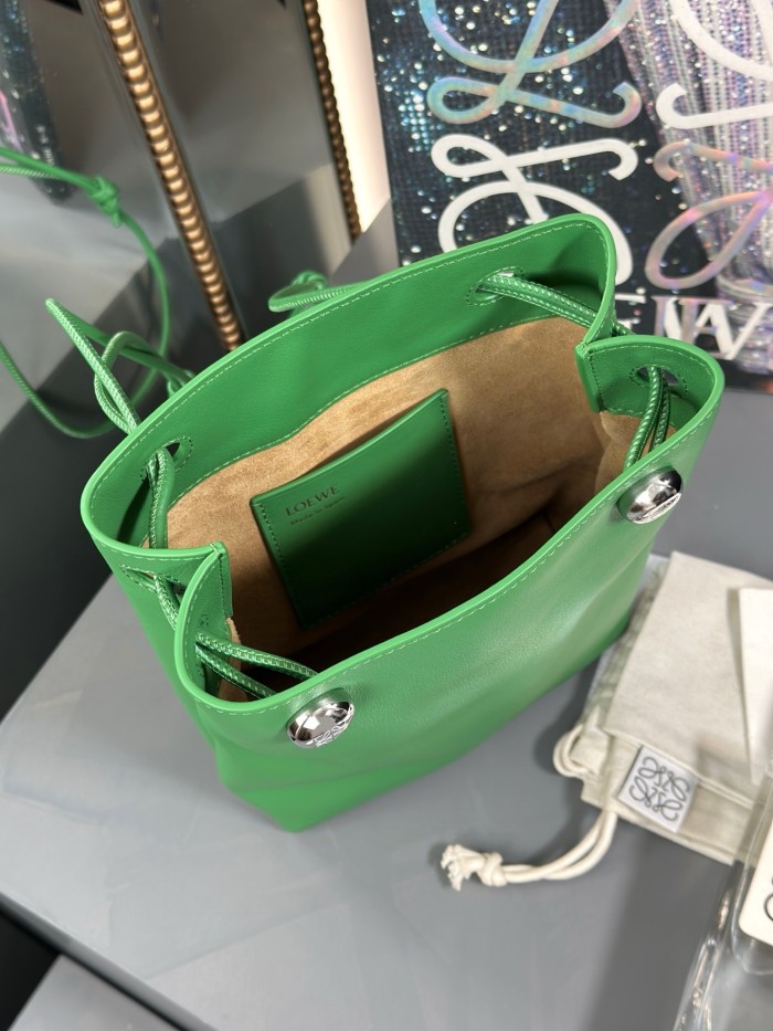 Pebble pouch in smooth calfskin“21.5*17*7CM”-055=