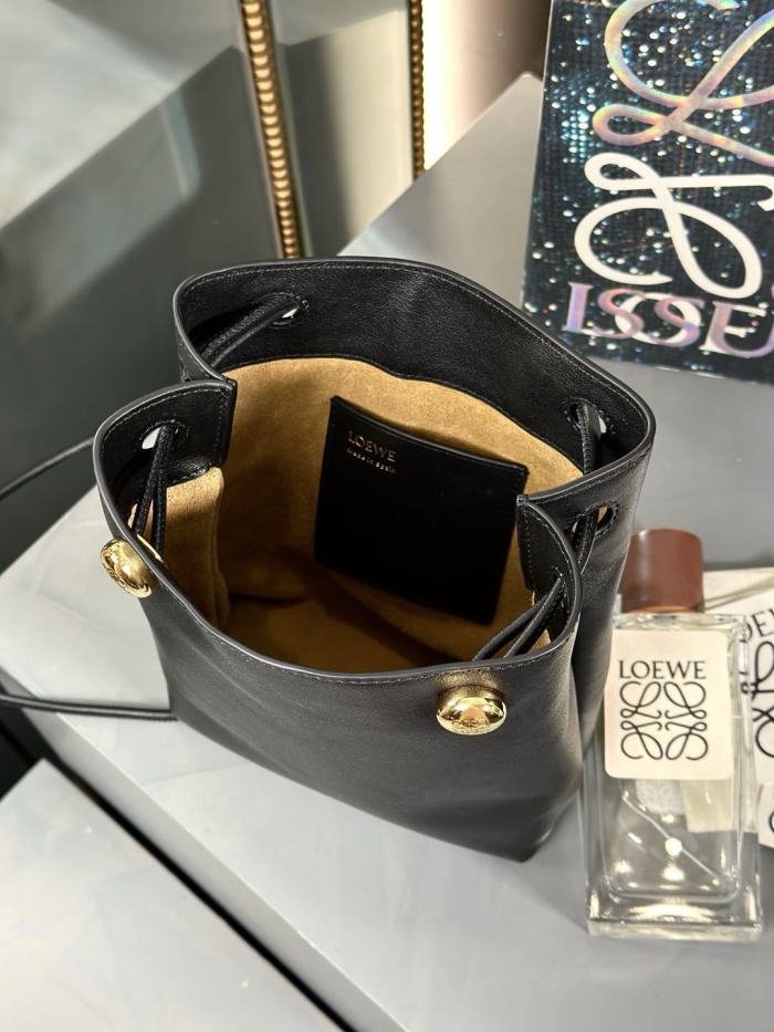 Pebble pouch in smooth calfskin“21.5*17*7CM”-055=