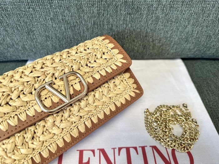 V Logo Signature Raffia Wallet Chain Bag“20*10.5*4CM”-027=