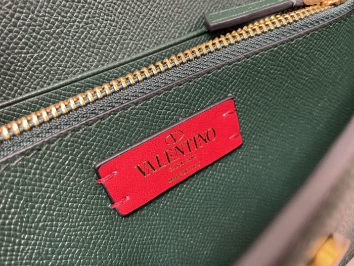V Logo Signature Wallet Chain Bag“20*10.5*4CM”-075=