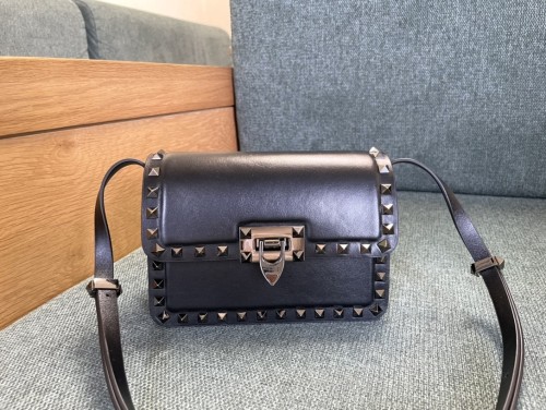 Rockstud23 Leather Shoulder Bag“18.5*12*8CM”-037=