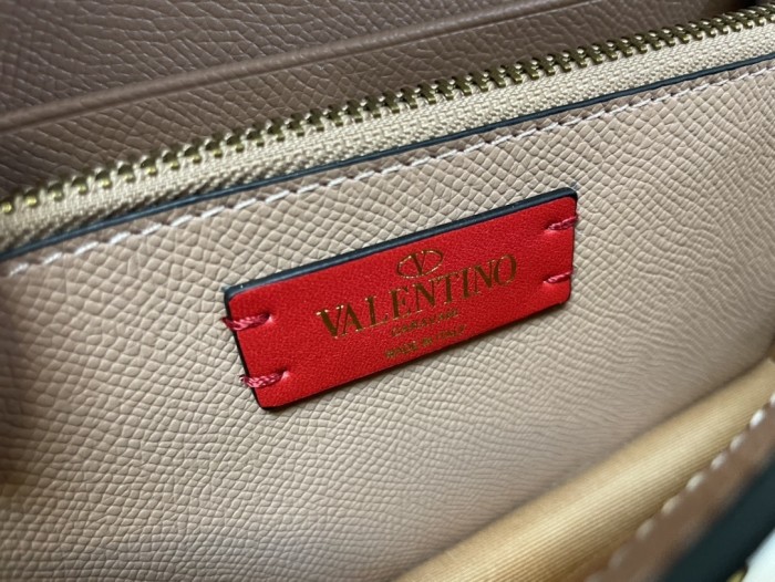 V Logo Signature Wallet Chain Bag“20*10.5*4CM”-075=