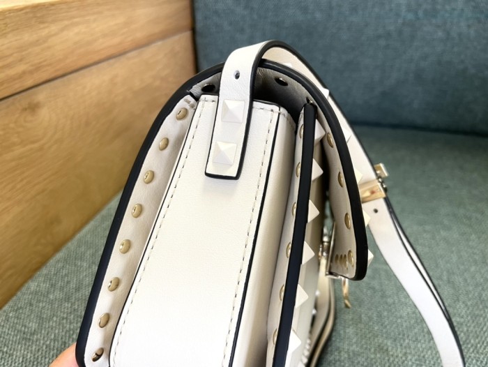 Rockstud23 Leather Shoulder Bag“18.5*12*8CM”-037=