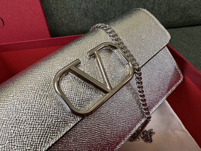 V Logo Signature Wallet Chain Bag“20*10.5*4CM”-075=