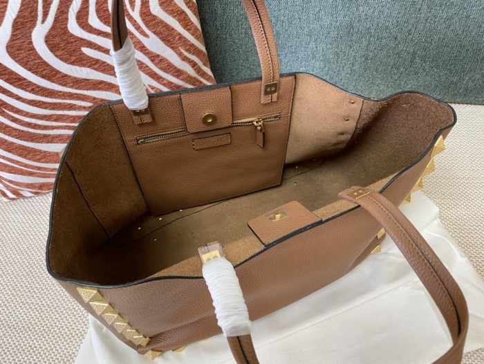 Roman Stud Grained-Leather Tote Bag“39.5*27*18CM”-008=