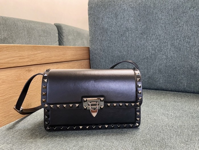 Rockstud23 Leather Shoulder Bag“23*13*9CM”-057=