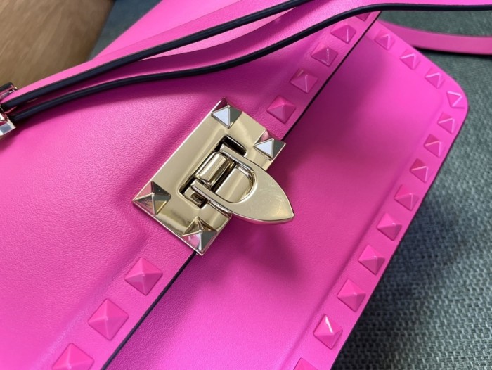 Rockstud23 Leather Shoulder Bag“23*13*9CM”-057=