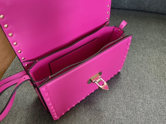 Rockstud23 Leather Shoulder Bag“23*13*9CM”-057=