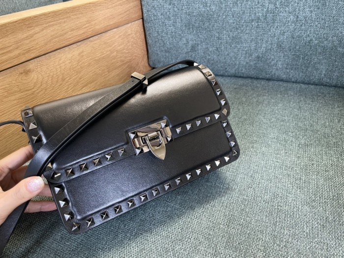 Rockstud23 Leather Shoulder Bag“23*13*9CM”-057=