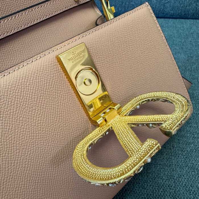 Vsling Small Handbag In Grainy Calfskin With Jewel Logo“22*16*9CM”-057=