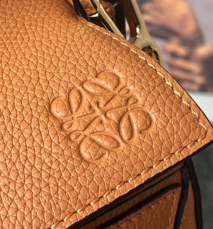 Small Puzzle bag in soft grained calfskin“24*14*11CM”-066=