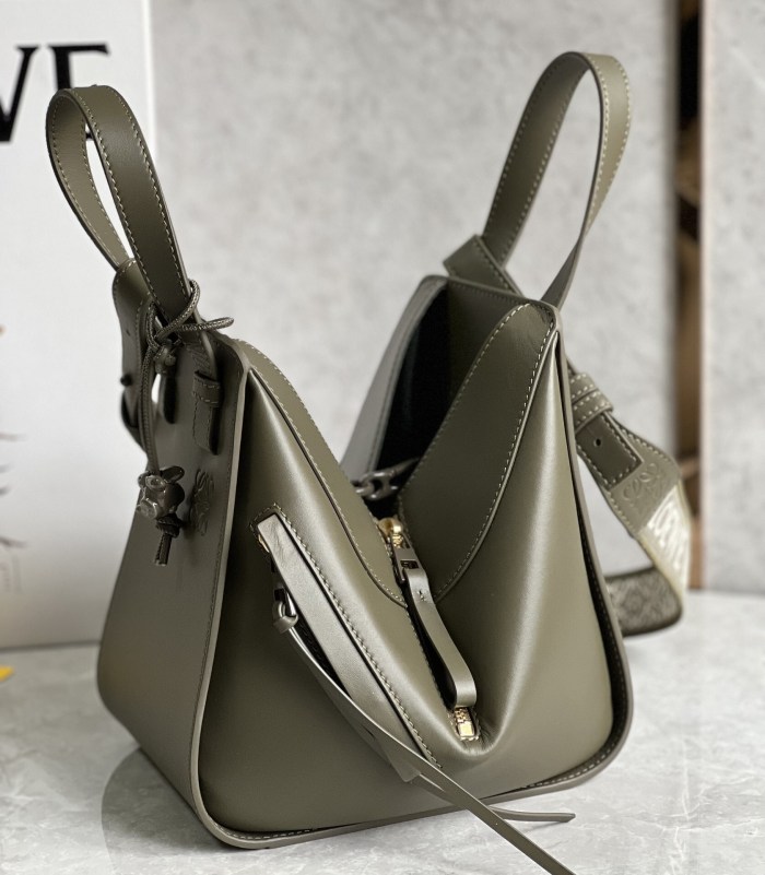 Compact Hammock bag in classic calfskin“20.8*19.5*14.4CM”-059=