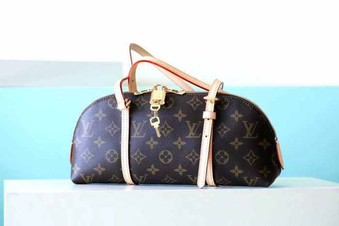 Squire East West “29*14*8CM” 024