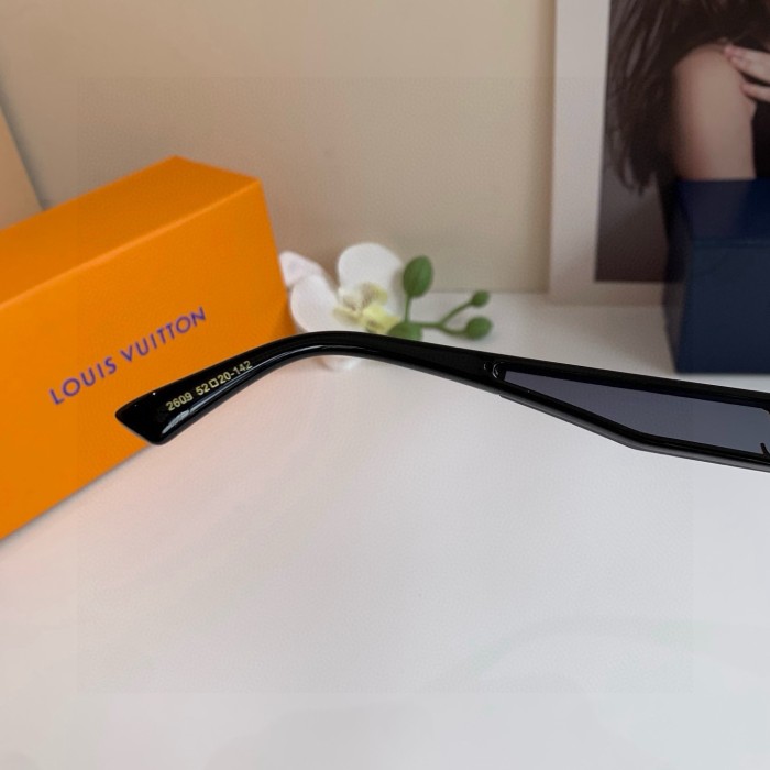 LOUIS VUITTON  SUNGLASSES-59