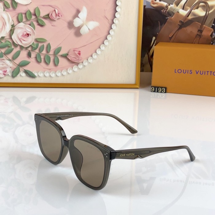 LOUIS VUITTON   SUNGLASSES-521