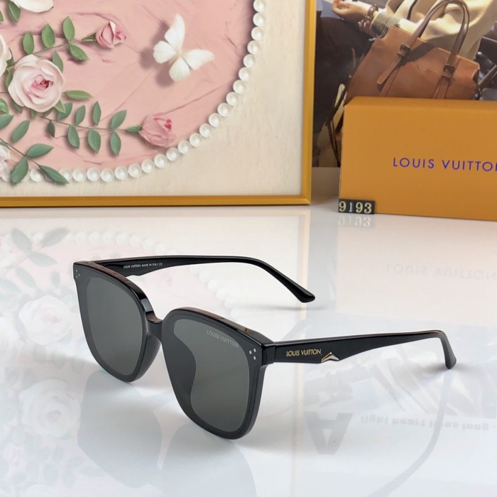 LOUIS VUITTON   SUNGLASSES-521