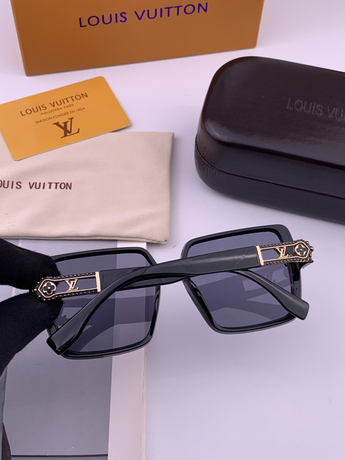 LOUIS VUITTON  SUNGLASSES-57