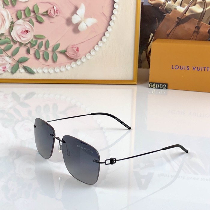 LOUIS VUITTON   SUNGLASSES-521