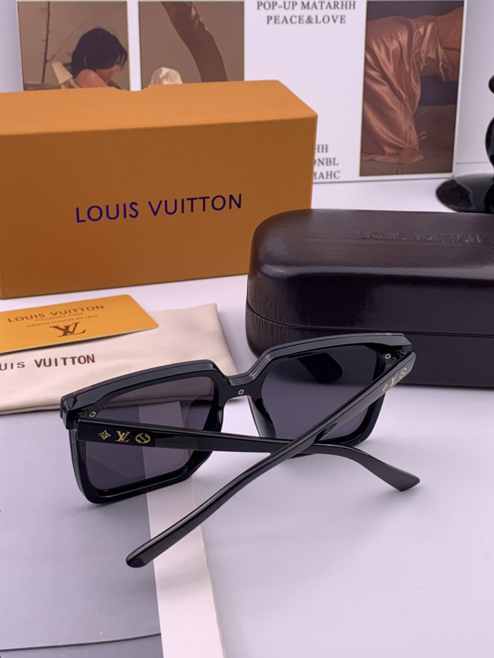 LOUIS VUITTON  SUNGLASSES-57