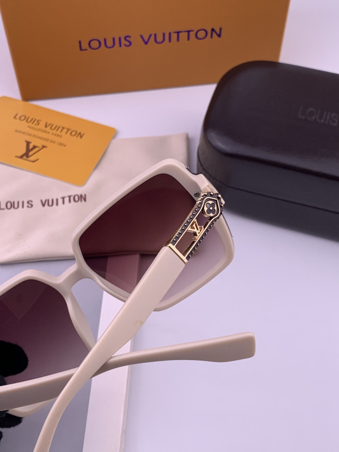 LOUIS VUITTON  SUNGLASSES-57