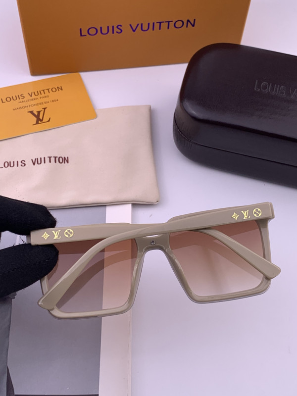 LOUIS VUITTON  SUNGLASSES-57