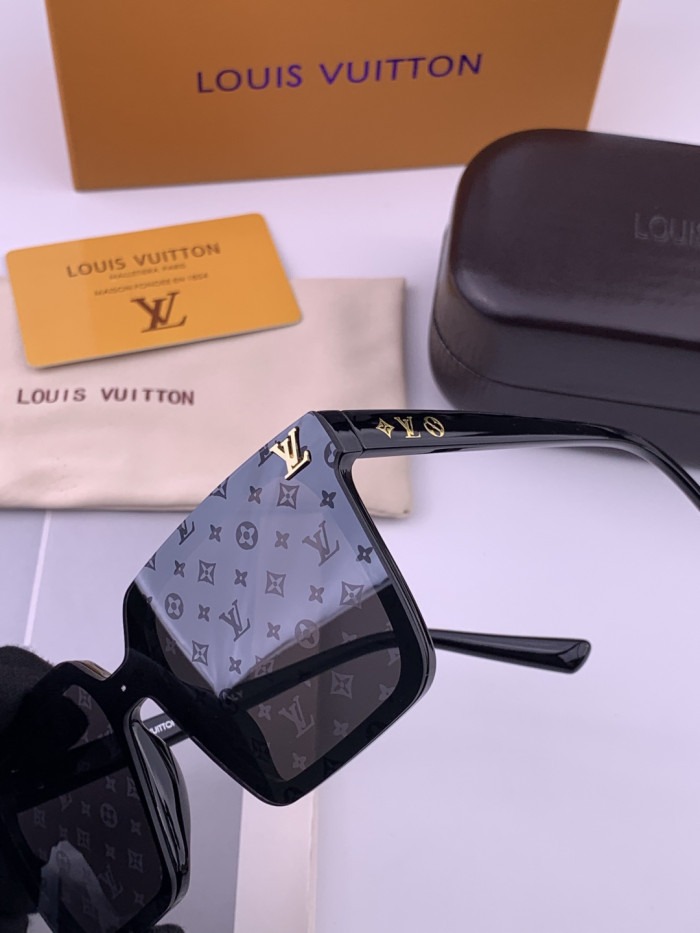 LOUIS VUITTON  SUNGLASSES-57