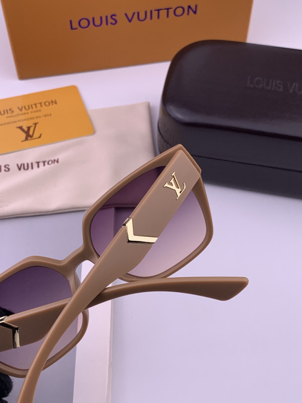 LOUIS VUITTON  SUNGLASSES-57