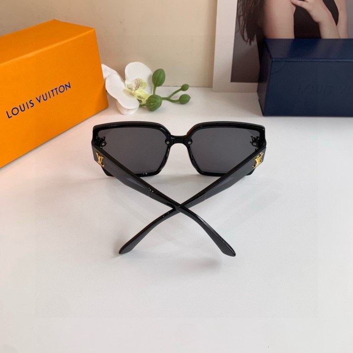 LOUIS VUITTON  SUNGLASSES-59