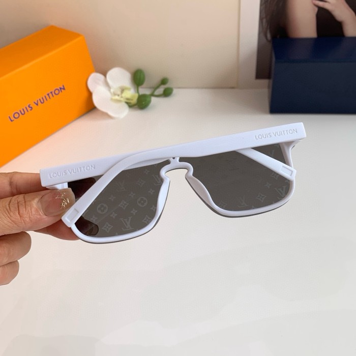 LOUIS VUITTON  SUNGLASSES-58