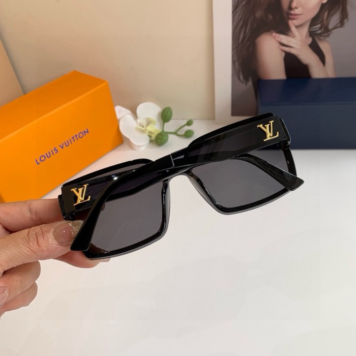 LOUIS VUITTON  SUNGLASSES-59