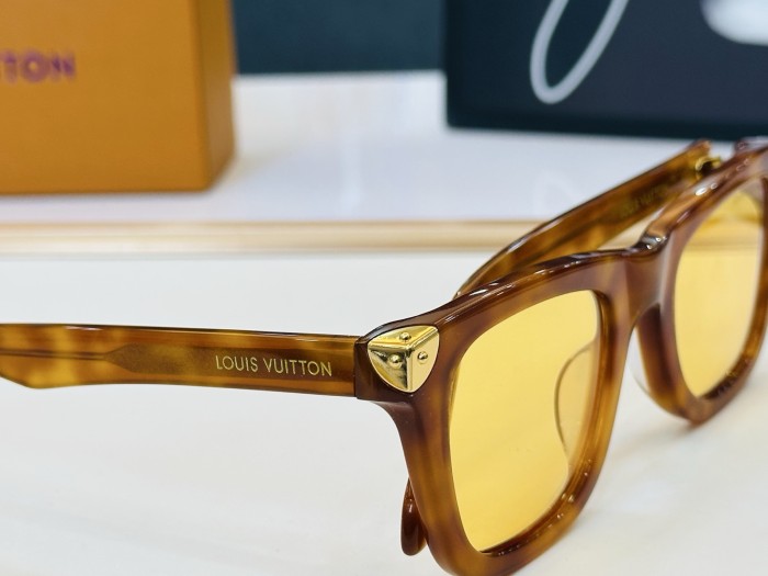 LOUIS VUITTON  SUNGLASSES-051
