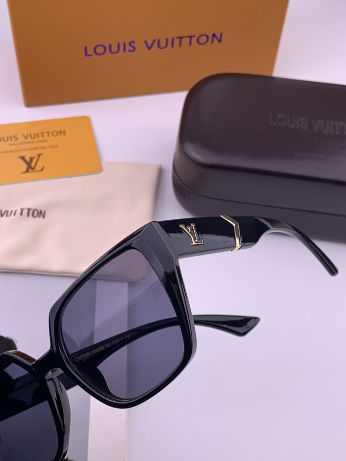 LOUIS VUITTON  SUNGLASSES-57