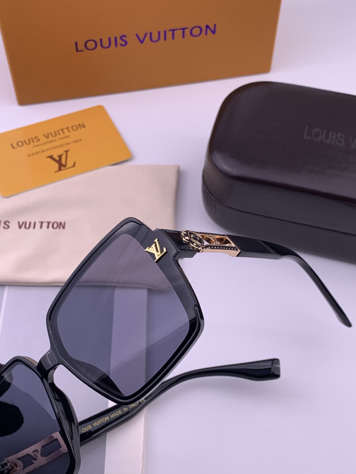 LOUIS VUITTON  SUNGLASSES-57