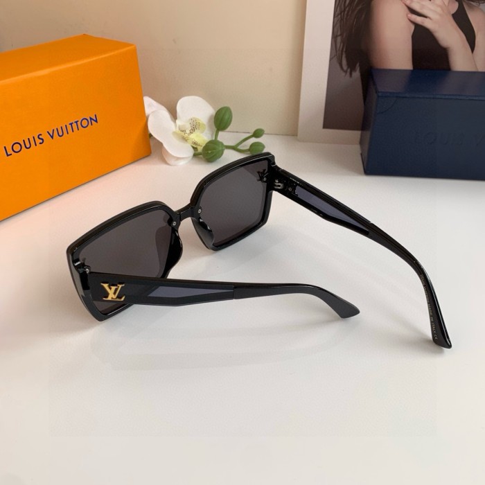 LOUIS VUITTON  SUNGLASSES-59