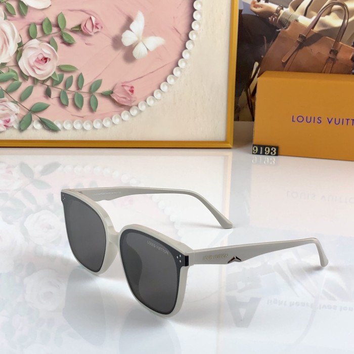 LOUIS VUITTON   SUNGLASSES-521