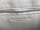 欲しい♡超限定♪ボッテガヴェネタ パデッドカセット スーパーコピー ショルダーバッグ シルバー仕上げ boj78120