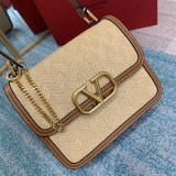 大人気！高品質♪ヴァレンティノ ショルダーバッグ コピー VEE レザー クロスボディバッグ Vud00019