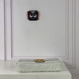 送料込フェンディ バゲット 偽物 FF エンボス バゲット レザーバッグ feu53381