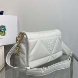 【使い勝手抜群】プラダ 偽物 パデッドナッパレザー ショルダーバッグ pux35096
