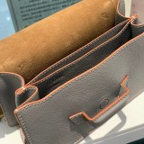 関税なし ロエベ ショルダーバッグ 偽物 ソフトカーフ 三角バックル バルセロナバッグ カーキ loq82008