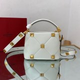 ★日本!!人気！ヴァレンティノ ハンドバッグ 偽物 ROMAN STUD QUILTED Vuz59113