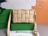 希少色ボッテガヴェネタ パデッド カセット コピー レザー製クロスボディバッグ boa26783