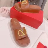 定番 履き心地の良い ヴァレンティノ リベット 厚底サンダル 偽物 Vui97176