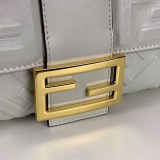 送料込フェンディ バゲット 偽物 FF エンボス バゲット レザーバッグ feu53381