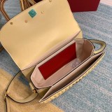 春もの新作 ヴァレンティノ ショルダーバッグ コピー VEE レザー クロスボディバッグ Vuh71016