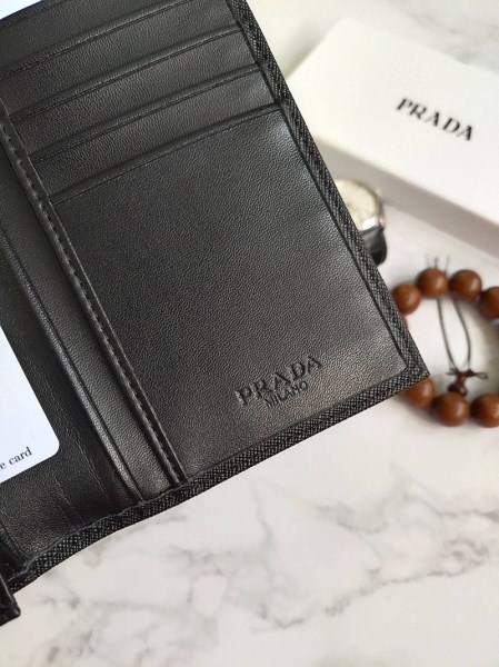 プラダ　　サフィアーノ　トライアングル　長財布　2MV836　560 PRADA・サフィアーノレザー トライアングル ウォレット 長財布